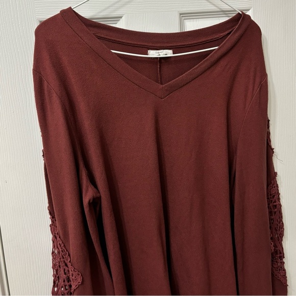 ➕ Maurices Crochet Sleeve Detail Wine Colored Fleece Top Womens Plus Size 0X - Picture 4 of 10